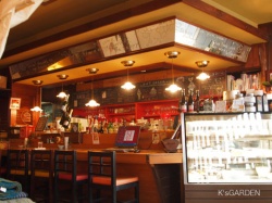 カウンター席もお寿司屋さんの面影