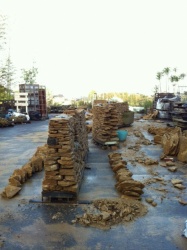 石積み班製作中